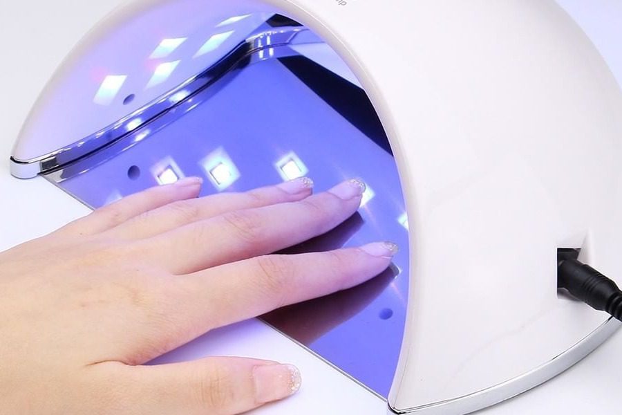 Σκούρα νύχια το καλοκαίρι; Δες πως θα τα πετύχεις με διαφορετικό τρόπο