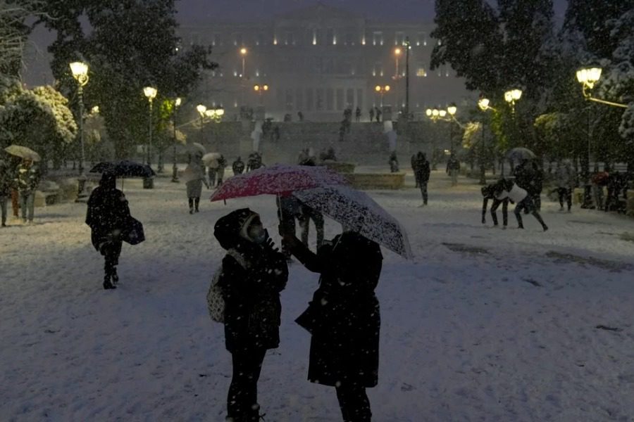 Κακοκαιρία «Φίλιππος»: Χιόνια και στο κέντρο της Αθήνας, κλειστά σχολεία και δρόμοι 