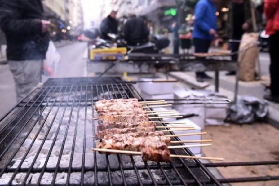 Ζαλίζει ο αριθμός: Πόσα σουβλάκια είναι... έτοιμα για τις ψησταριές αύριο στη Θεσσαλονίκη