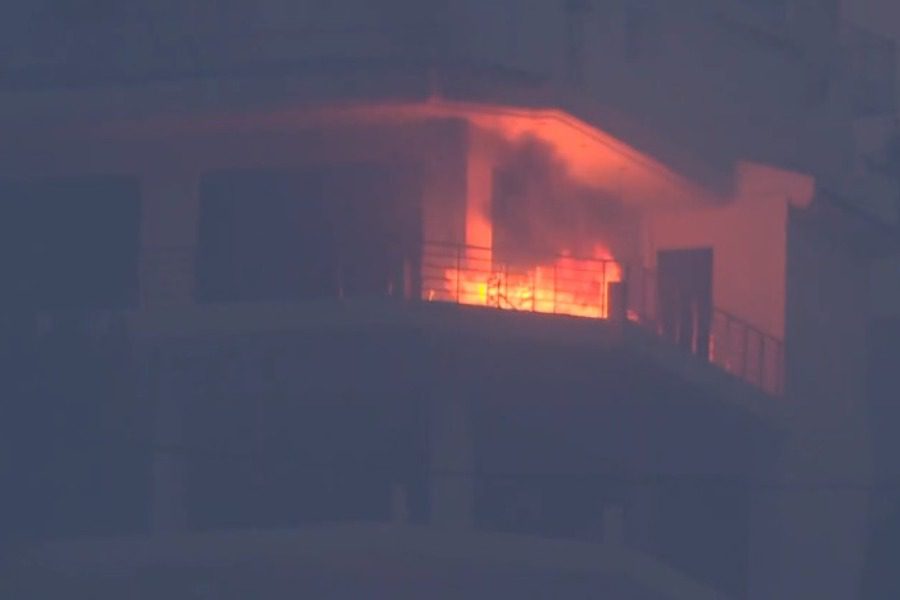 Ανθούσα: Κάηκε το σπίτι της και προσέφερε παγωτό σε ρεπόρτερ