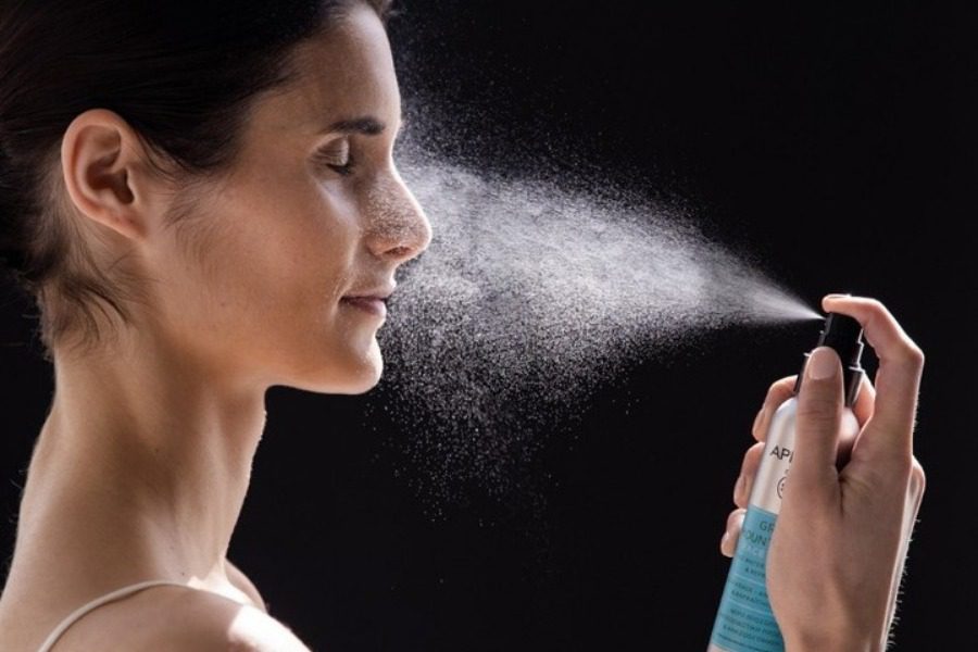 5+1 sprays που θα βάλεις στην τσάντα σου για να επιβιώσεις στον καύσωνα