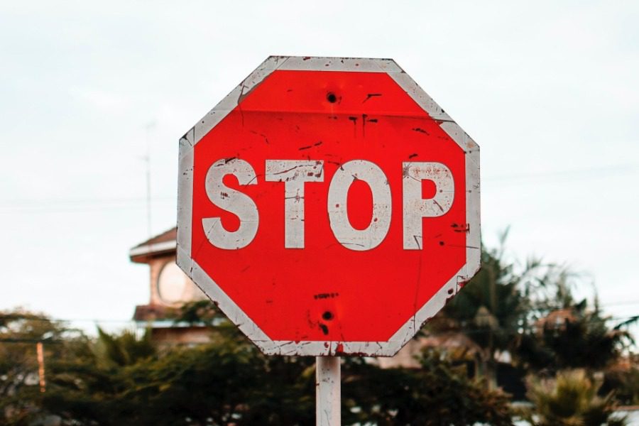 Γιατί η πινακίδα του STOP έχει οκτώ γωνίες;