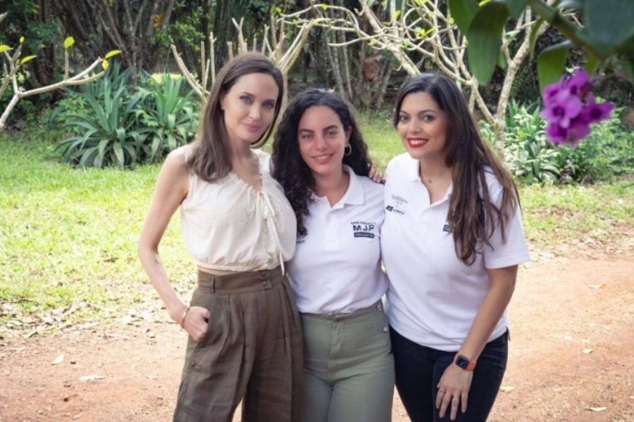 Όταν η Αγγελίνα γνώρισε την Angelina Jolie