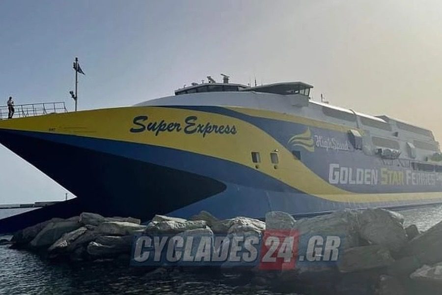 Τήνος: Έπεσε στα βράχια του λιμανιού το ταχύπλοο Super Express