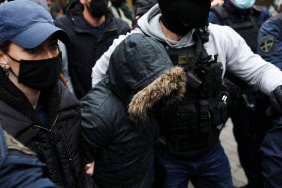 «Την έδειραν οι αστυνομικοί», ισχυρίζονται η αδελφή και η μάνα της Πισπιρίγκου