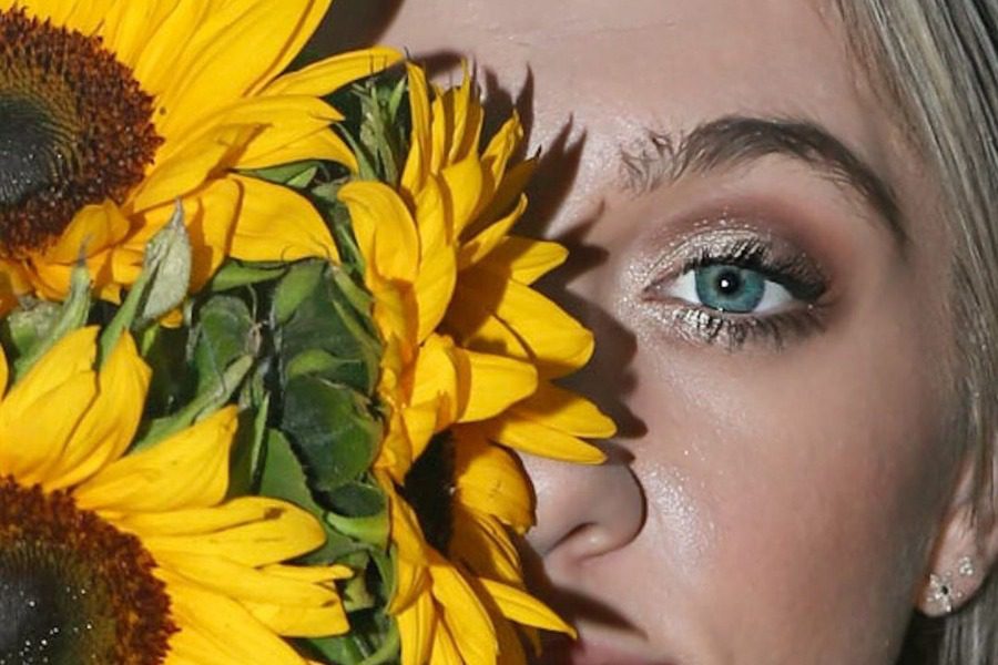 Τα sunflower nails είναι η τάση που θα κατακτήσει το feed σου 