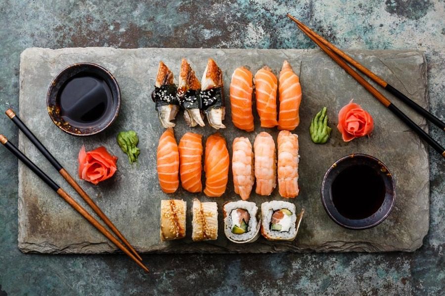 Παρήγγειλε sushi και μόλις έφτασε η σερβιτόρα κατέβασε το παντελόνι του 