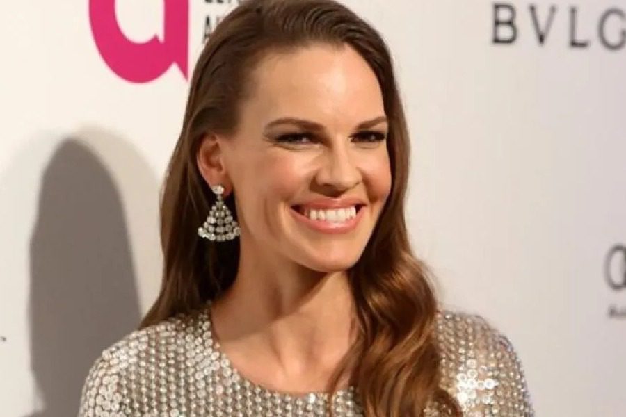 Hilary Swank: Ποζάρει με φουσκωμένη κοιλίτσα στα 48 της