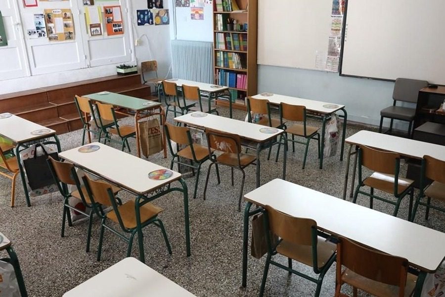 Δημοτικά σχολεία: Αδειάζουν κάθε χρόνο τα θρανία 