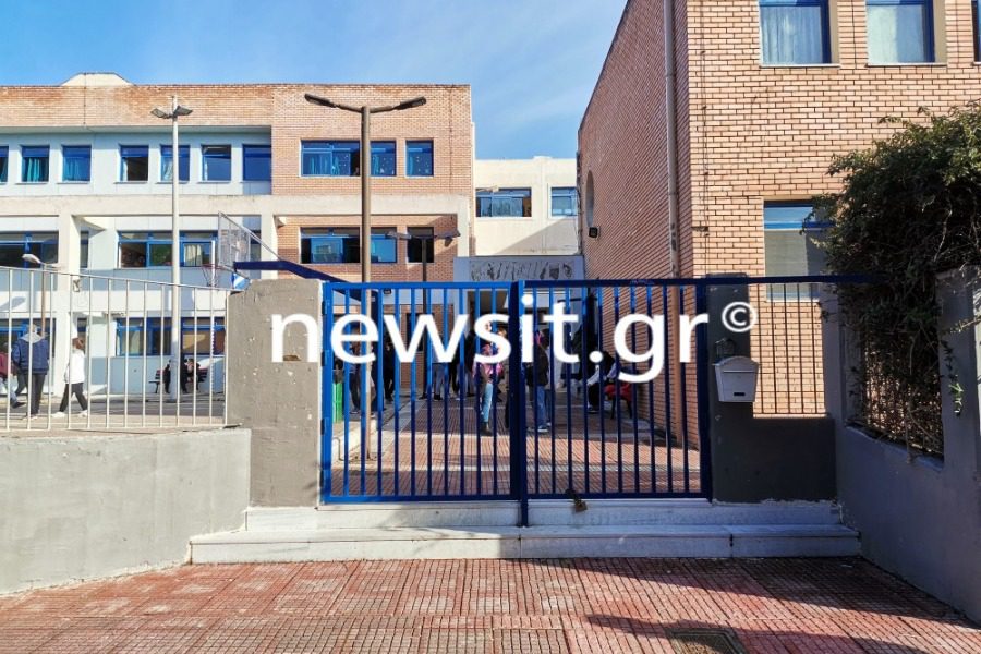 Ίλιον: Στο πλευρό του 12χρονου μαθητή με τη φούστα και οι γονείς του σχολείου