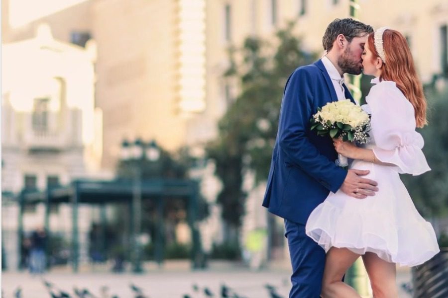 Πανέμορφη Ελληνίδα παντρεύτηκε με μίνι σικ νυφικό