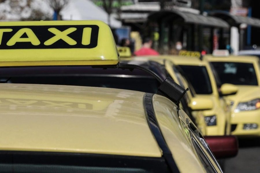 Οδηγός ταξί περνούσε τα φανάρια με κόκκινο ‑ Έχασε το δίπλωμα για πάντα