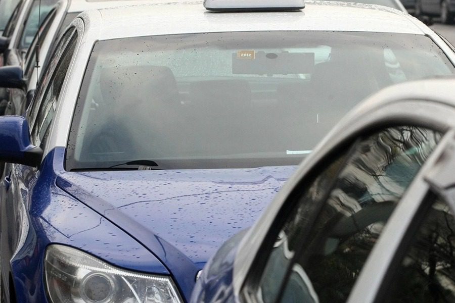 Βίντεο ‑ ντοκούμεντο: Έριξε κουτουλιά σε οδηγό ταξί και τον εγκατέλειψε μετά από τροχαίο