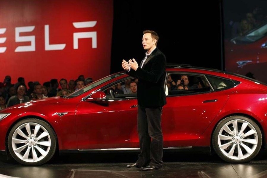 Elon Musk: Ποιος απειλεί πως θα τον σπάσει στο ξύλο;