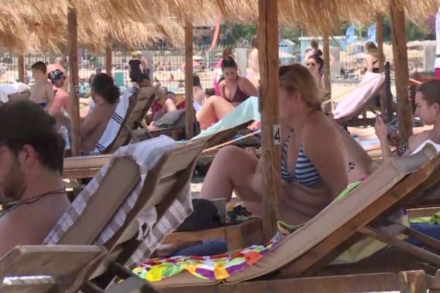 Ξαπλώστρες: Έως και 180 ευρώ για μια βουτιά δίπλα στη θάλασσα