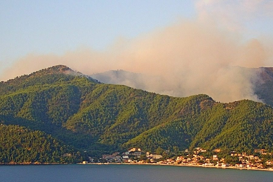 Μεγάλη φωτιά στη Θάσο: Μήνυμα από το 112 για εκκένωση οικισμού