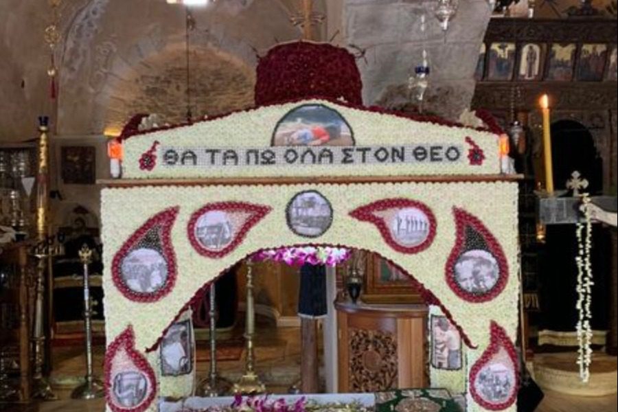 Επιτάφιος στην Κρήτη: Τον στόλισαν με εικόνες από τα τρία νεκρά παιδιά στην Πάτρα