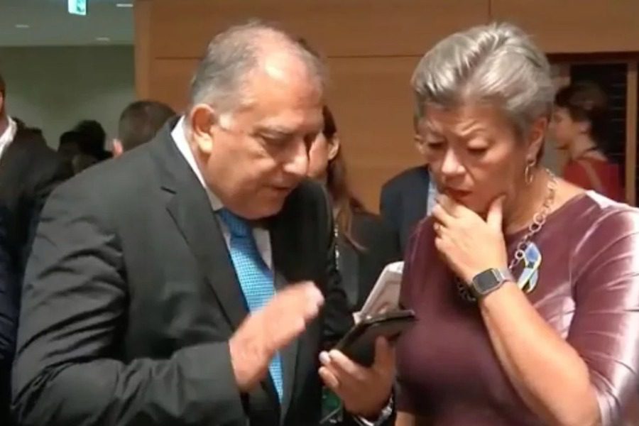 Έβρος: Η στιγμή που ο Θεοδωρικάκος δείχνει στην τους 92 γυμνούς μετανάστες στην Ευρώπη