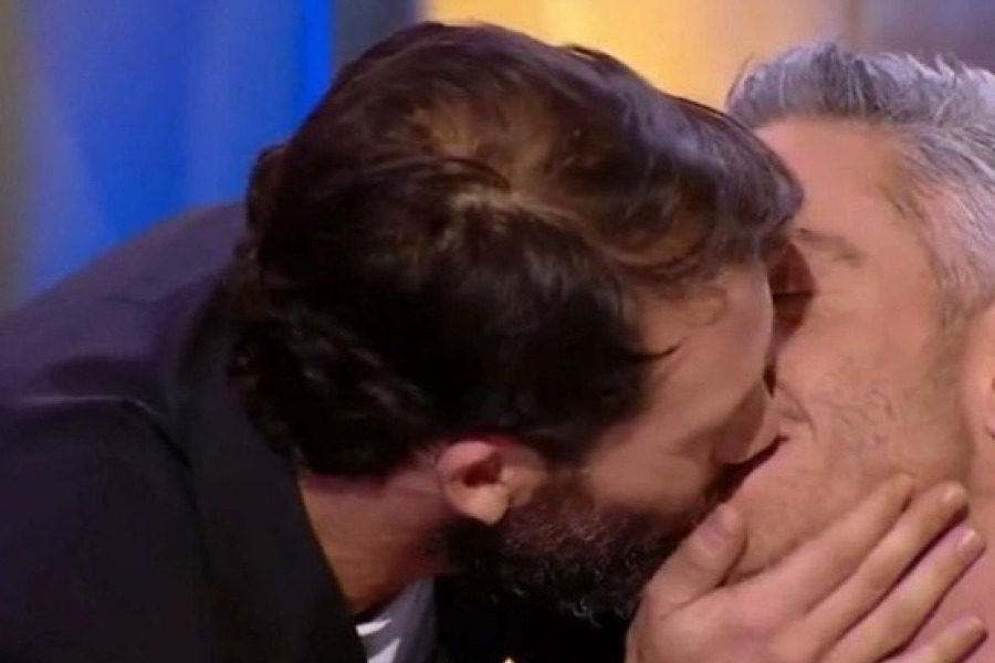 Ο Αντίνοος Αλμπάνης φίλησε τον Θεοχάρη Ιωαννίδη στο στόμα