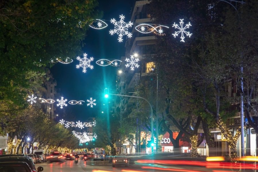 Θεσσαλονίκη: Σήμερα η εντυπωσιακή φωταγώγηση του χριστουγεννιάτικου δέντρου ‑ 350.000 λαμπάκια στην Αριστοτέλους