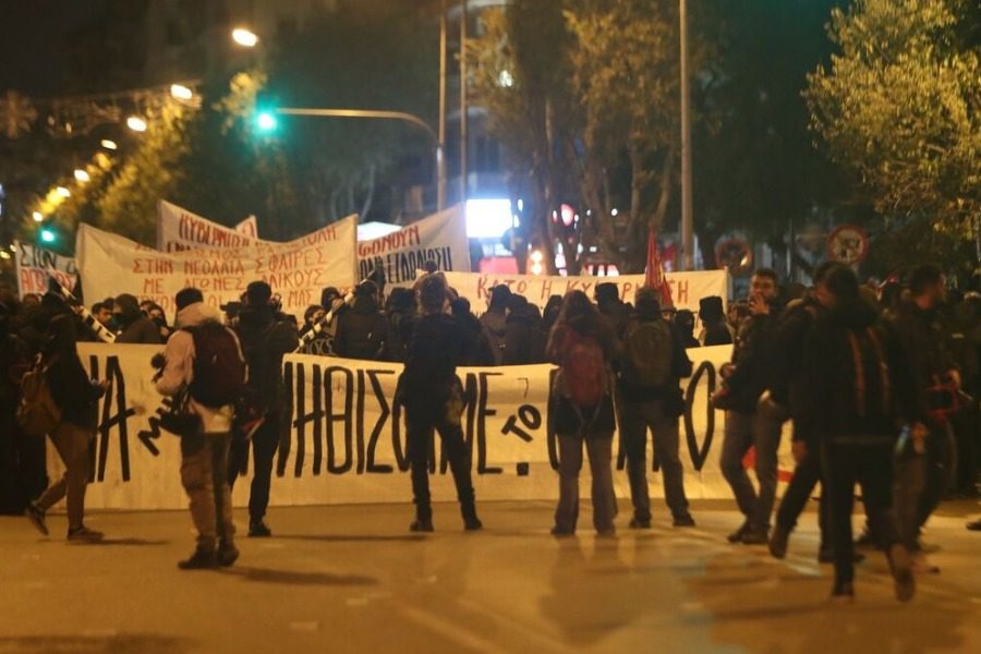 Δολοφονία Γρηγορόπουλου: Επεισόδια με μολότοφ στη Θεσσαλονίκη, φωτιές και χημικά στην Αθήνα