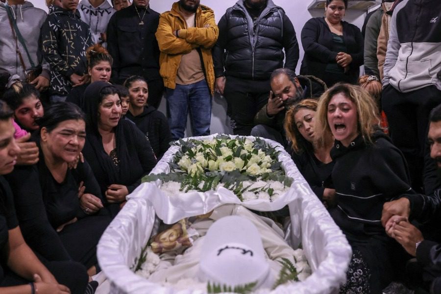 Οι Ρομά θρηνούν τον 16χρονο: Μια φωτογραφία χίλιες κραυγές