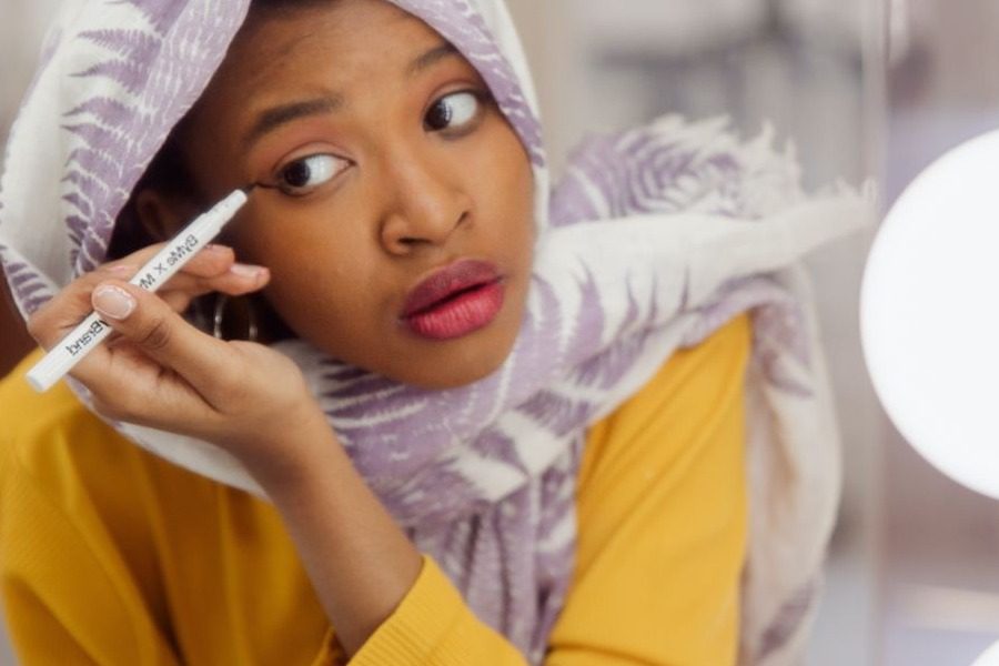 Πέταξε αμέσως το eyeliner σου αν παρατηρήσεις να συμβαίνουν αυτά