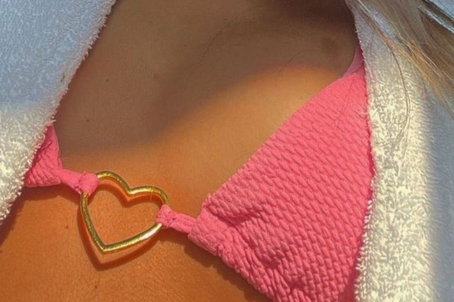 Διάσημη ελληνίδα τραγουδίστρια έδειξε κατά λάθος γuμνό το στήθος της