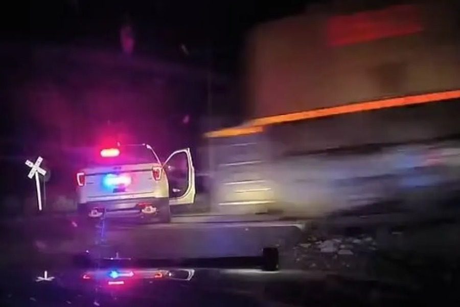 Συγκλονιστικό βίντεο: Τρένο παρέσυρε περιπολικό που είχε μέσα μια 20χρονη 