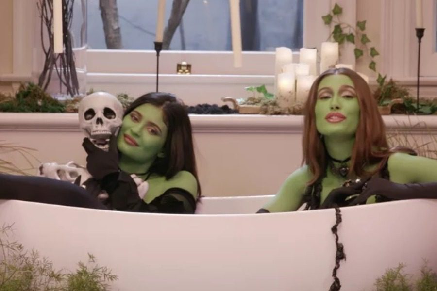 Halloween: Η Kylie Jenner και η Hailey Bieber στη μπανιέρα