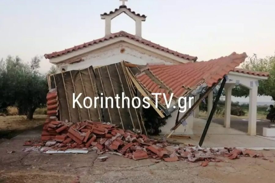 Αυτοκίνητο διέλυσε το υπόστεγο εκκλησίας και «καρφώθηκε» πάνω σε δέντρο