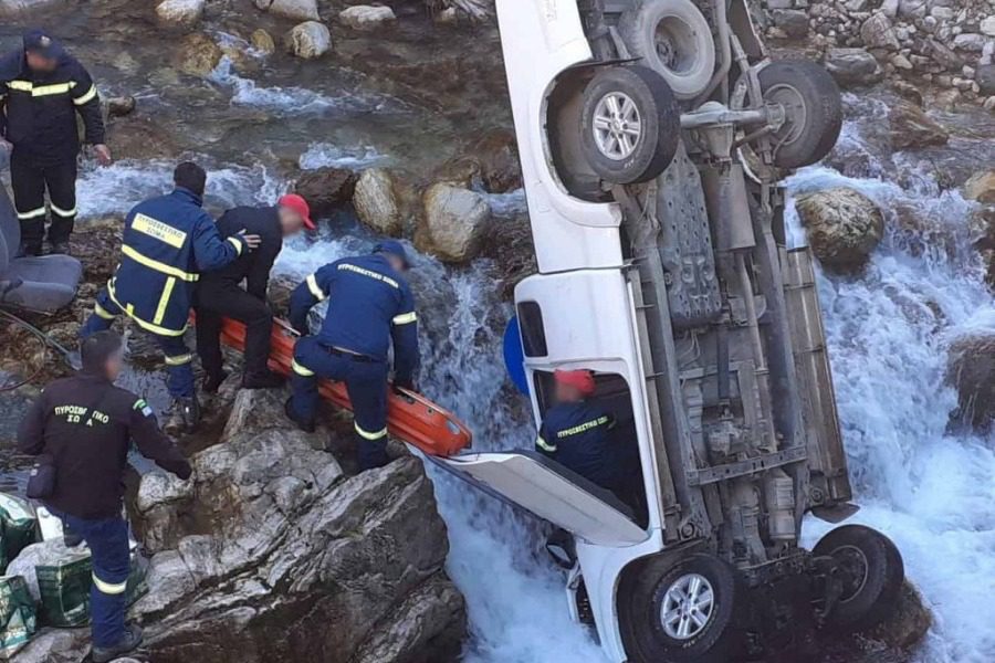 Σοκαριστικό τροχαίο: Έφυγε από τη γέφυρα και κατέληξε στο ποτάμι