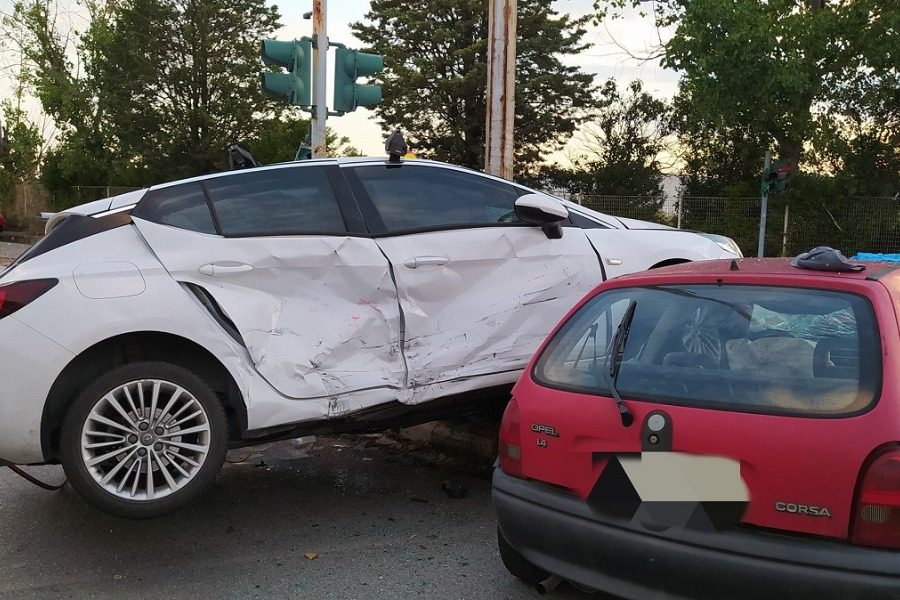 Σοβαρό τροχαίο στη Θεσσαλονίκη: Το ένα αμάξι πάνω στο άλλο