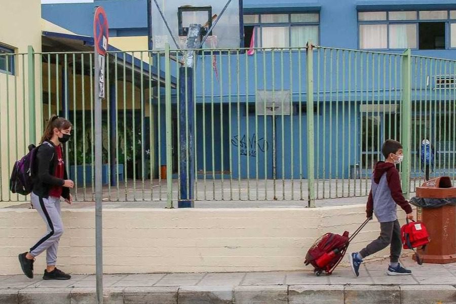 Αιγιάλεια: Καταδικασμένος για παιδοφιλία κυκλοφορεί σε δημοτικό σχολείο 