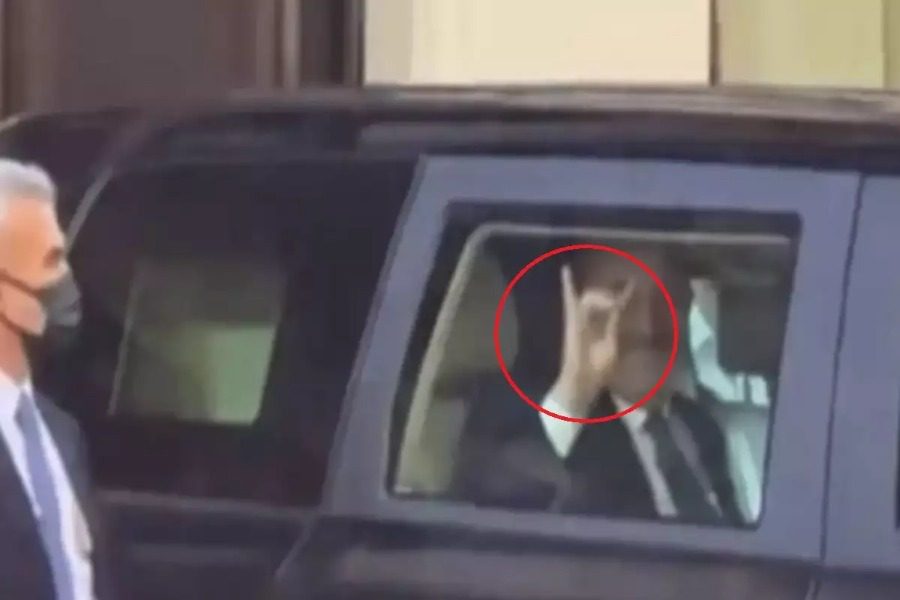 Ο Τσαβούσογλου έκανε το σήμα των Γκρίζων Λύκων σε Αρμένιους