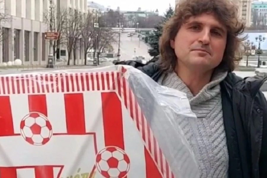 Ουκρανία: Ο Τάσος Τσιάμης βγήκε με χαρταετό του Ολυμπιακού στο κέντρο του Κιέβου