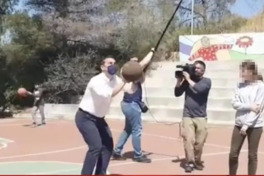 Αλέξης Τσίπρας: Γιατί το Tik Tok κατέβασε βίντεο που έπαιζε μπάσκετ με παιδιά 