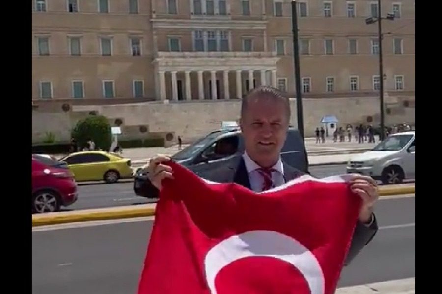 Τούρκος πολιτικός: «Ανοιξα την τουρκική σημαία στο Σύνταγμα, αλλά με κυνήγησαν»