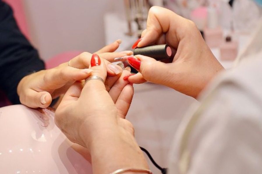 Η νέα μόδα για το γαλλικό μανικιούρ λέγεται two‑toned 