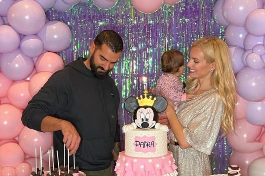 Φωτο: H κόρη της Tζούλιας Νόβα είναι σαν άγγελος ‑ Moιάζει πολύ με τη μαμά της