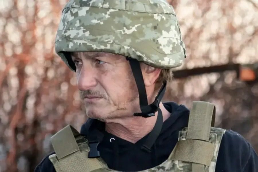 Σον Πεν: Με στρατιωτική στολή στην Ουκρανία