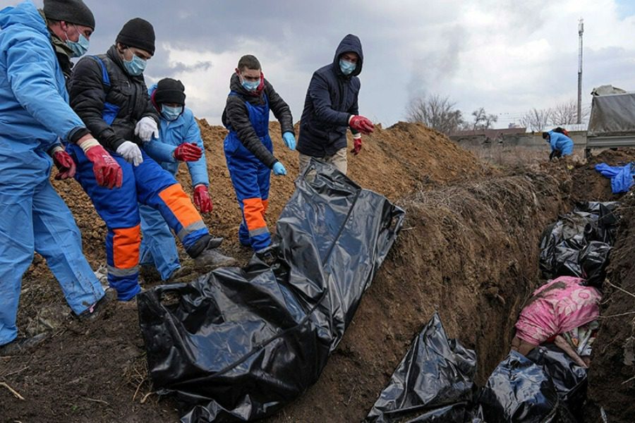 Συγκλονιστική φωτογραφία από ομαδικό τάφο έξω από τη Μαριούπολη
