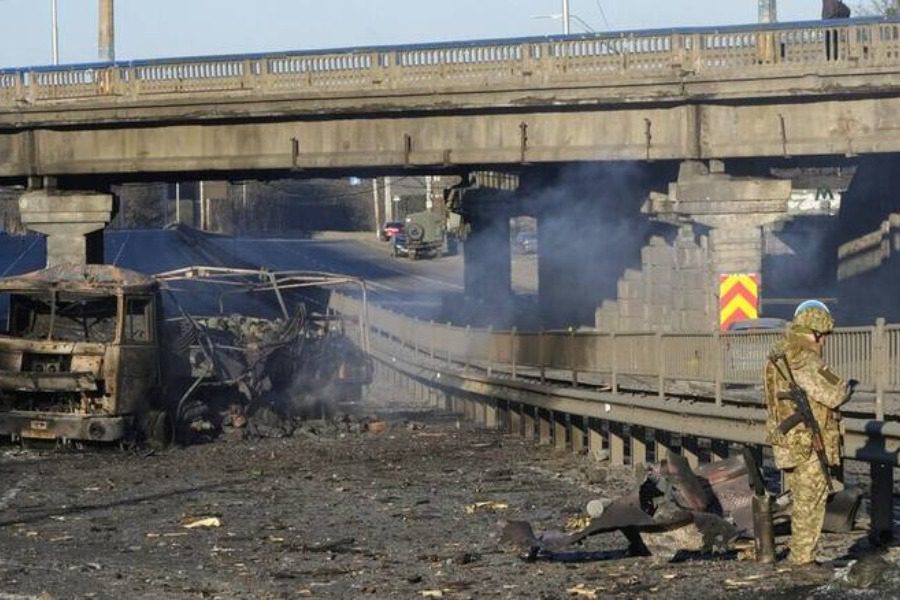 Μαριούπολη: Συγκλονίζει ο πατέρας που κλαίει πάνω από το νεκρό παιδί 