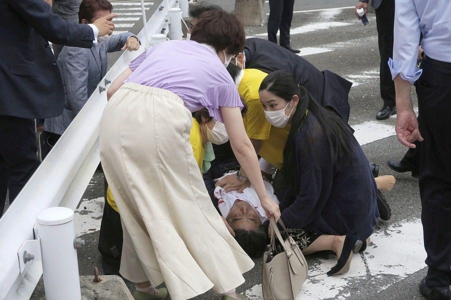 Σοκ στην Ιαπωνία: Πυροβόλησαν πισώπλατα τον πρώην πρωθυπουργό