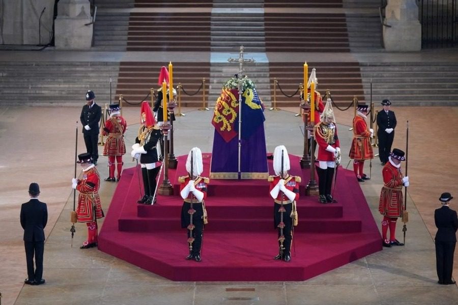 Το «ύστατο χαίρε» στη βασίλισσα Ελισάβετ: Λεπτό προς λεπτό η κηδεία