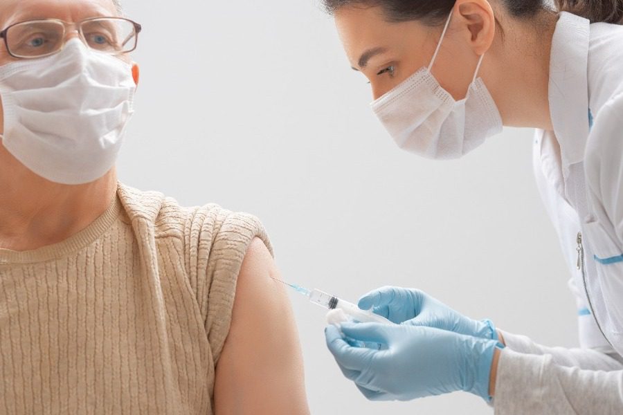ΣτΕ: Συνταγματικός ο υποχρεωτικός εμβολιασμός για τους άνω των 60