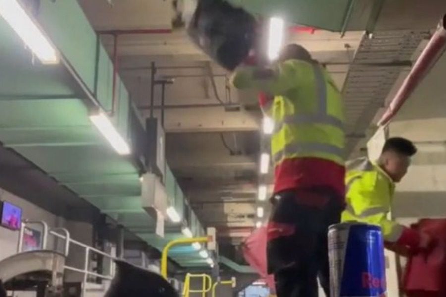 Υπάλληλοι αεροδρομίου πετούν με μανία αποσκευές επιβατών