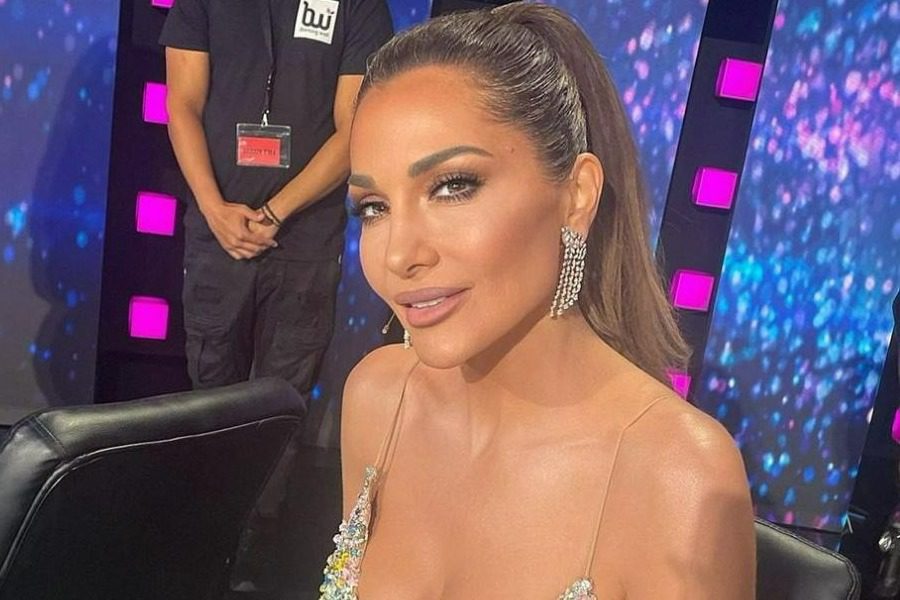 Η εντυπωσιακή εμφάνιση της Δέσποινας Βανδή με δημιουργία της Σίλιας Κριθαριώτη