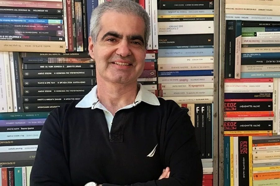 Βασίλης Παπαθεοδώρου: Το προφίλ του συγγραφέας που προφυλακίστηκε για παιδική πορνογραφία