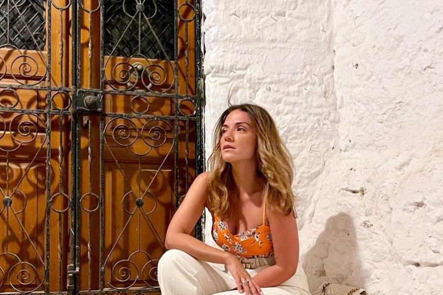 Η Βάσω Λασκαράκη με μπικίνι σε girly απόχρωση κάνει ηλιοθεραπεία στη Μύκονο